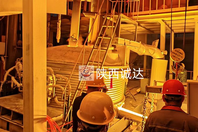 鄭州新密鋯剛玉電弧爐出爐成功！
